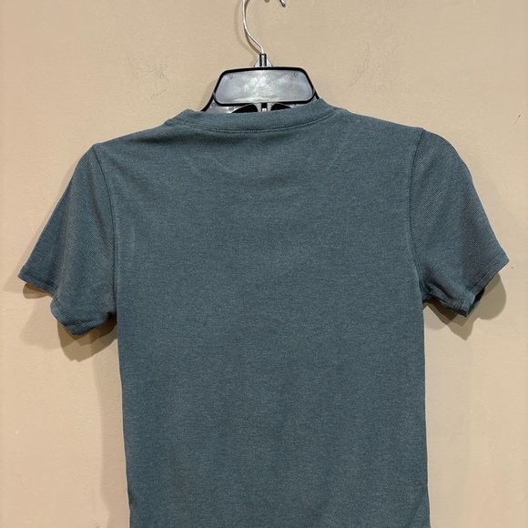 Vuori Pose Fitted Tee Laurel Heather Green Ribbed Stretch Top Small - Picture 4 of 4
